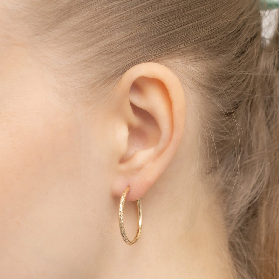 Zlaté kruhové zásuvacie náušnice