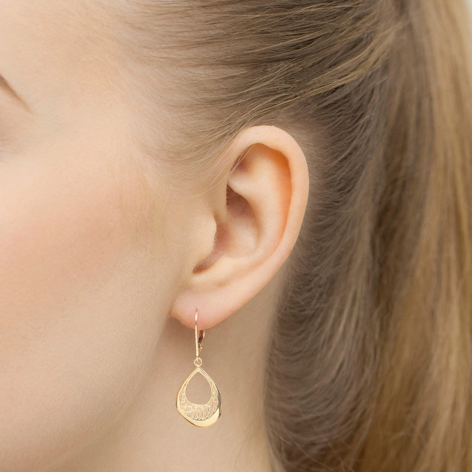 Goldohrringe mit Englisch-Verschluss und durchbrochenen Tropfenformen
