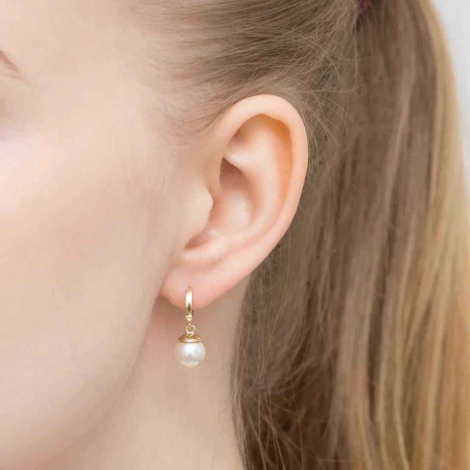 Goldene Englisch-Verschluss-Ohrringe mit synthetischer Perle