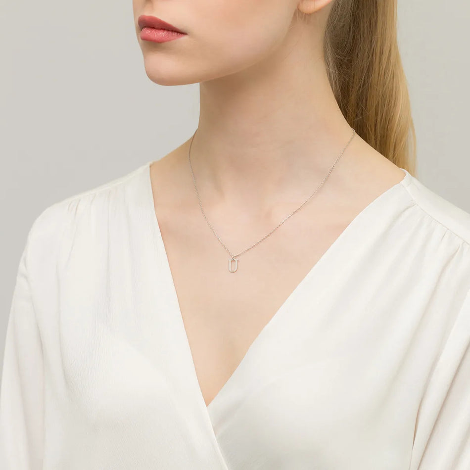 Stříbrný náhrdelník Písmeno U