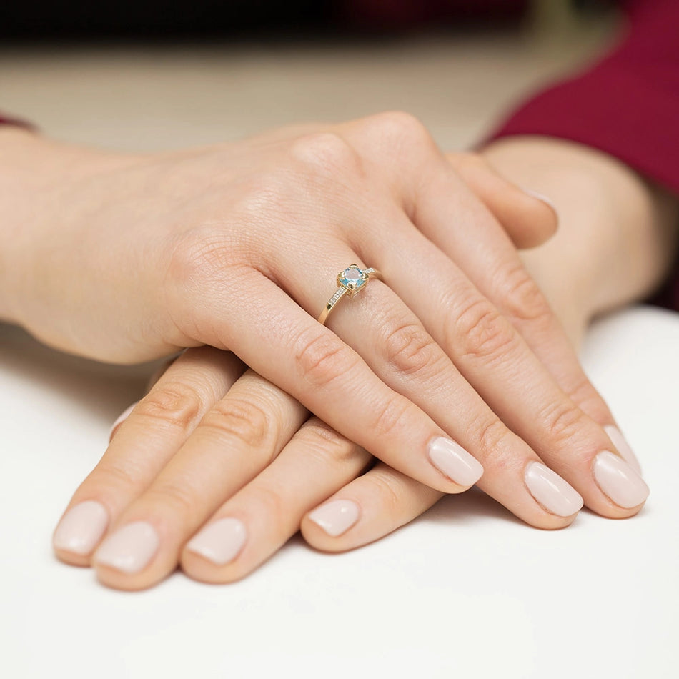 Zlatý prsten s topazem 0,70 ct a diamanty