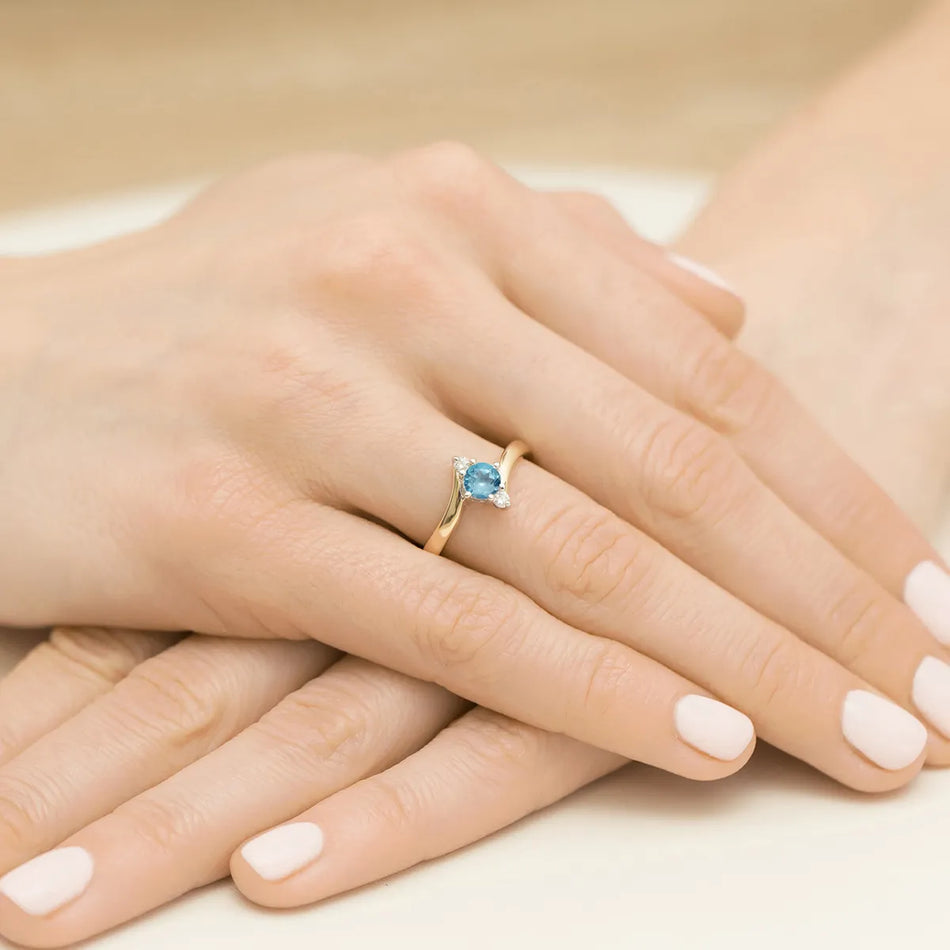 Zlatý prsteň s topásom 0,60 ct a diamantmi