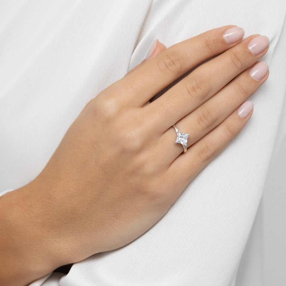 Stříbrný prsten se zirkony