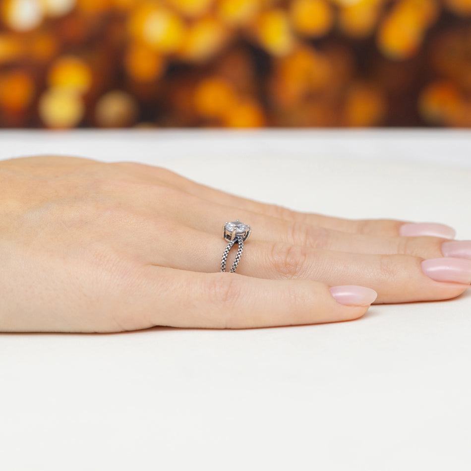 Stříbrný prsten se zirkony