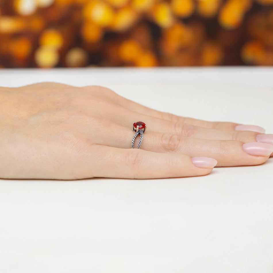 Stříbrný prsten se zirkony