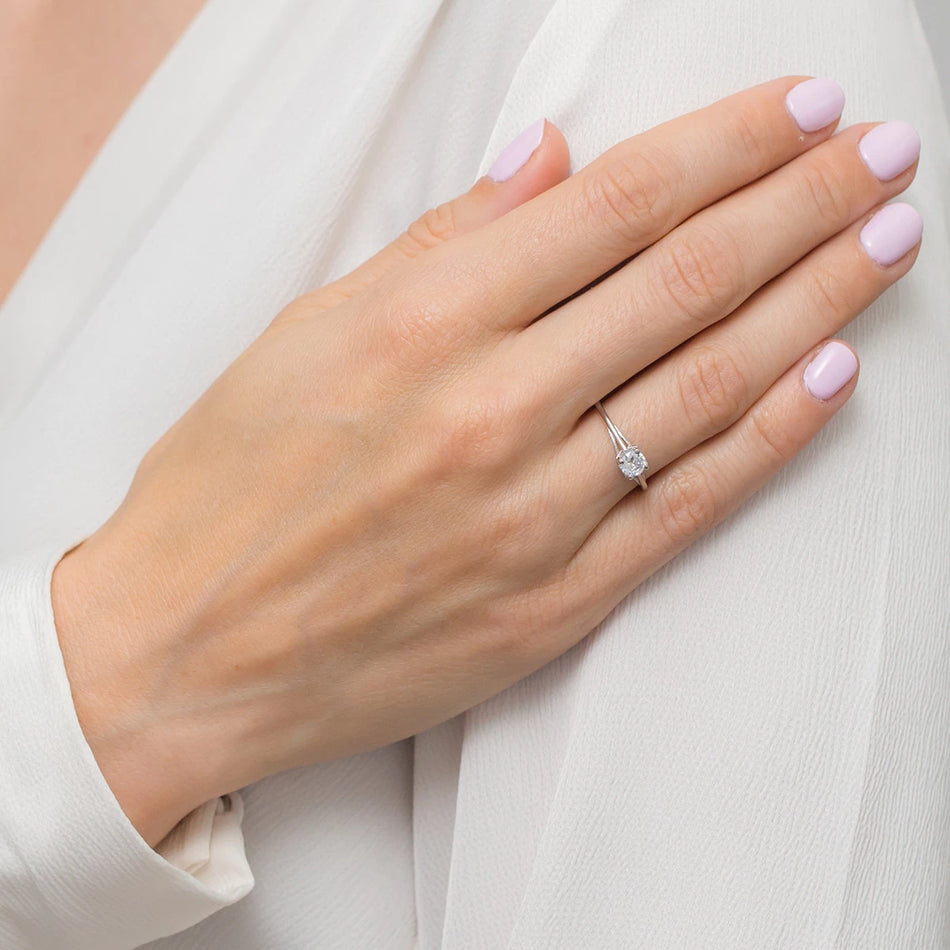 Stříbrný prsten se zirkony