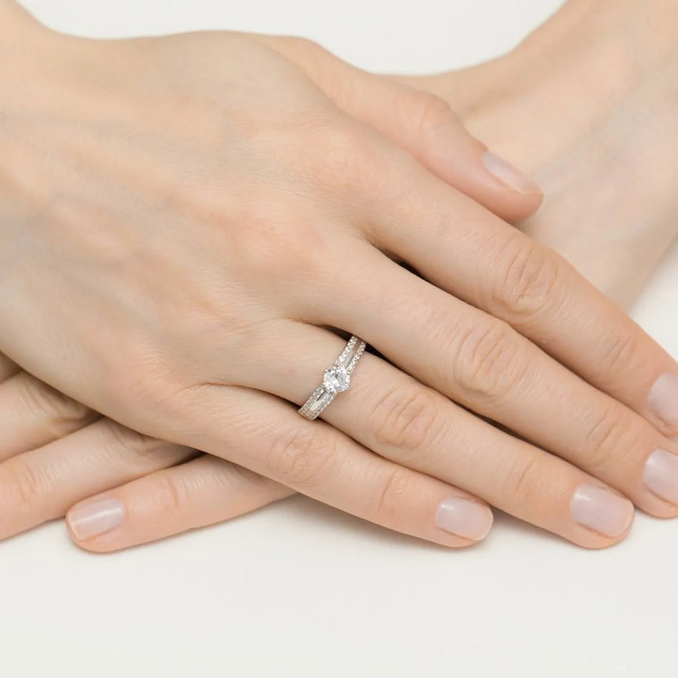 Stříbrný prsten se zirkony