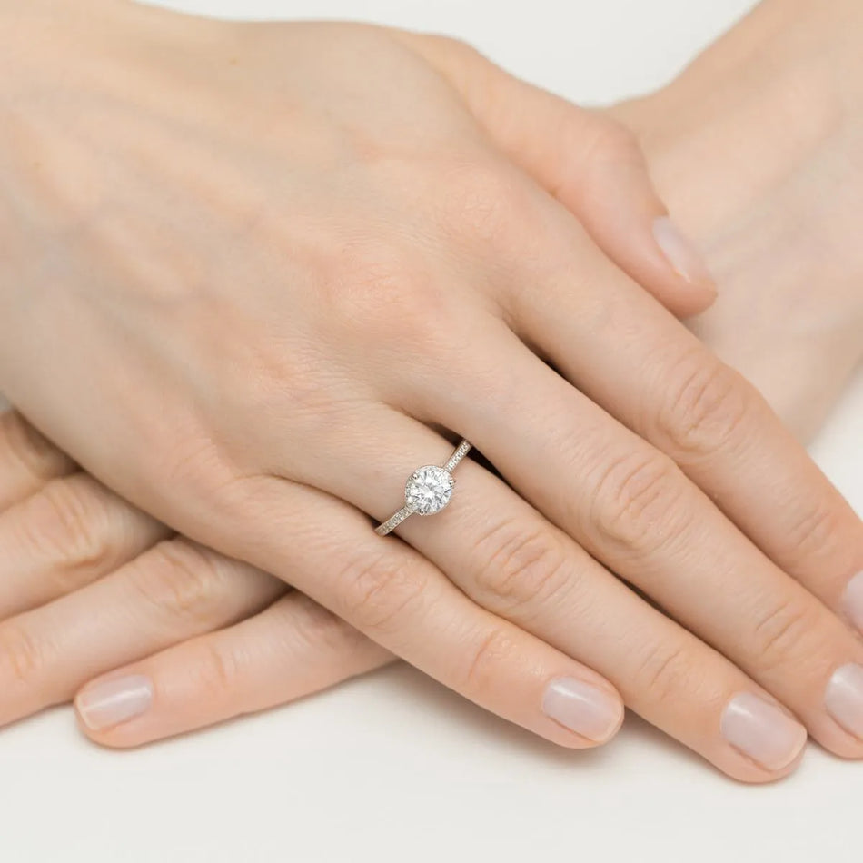 Stříbrný prsten se zirkony