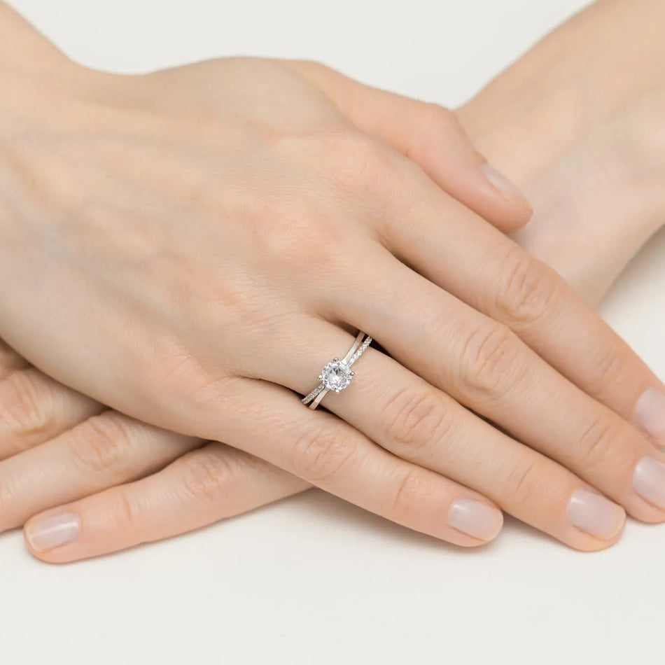 Stříbrný prsten se zirkony