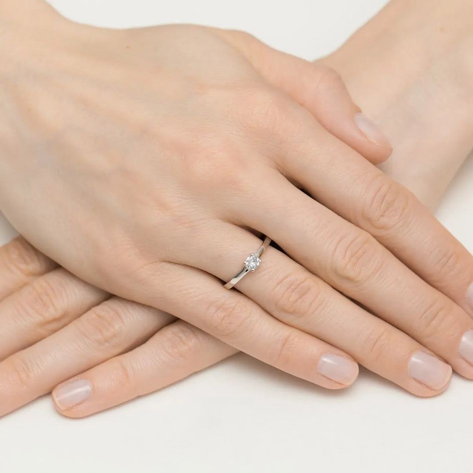 Stříbrný prsten se zirkony