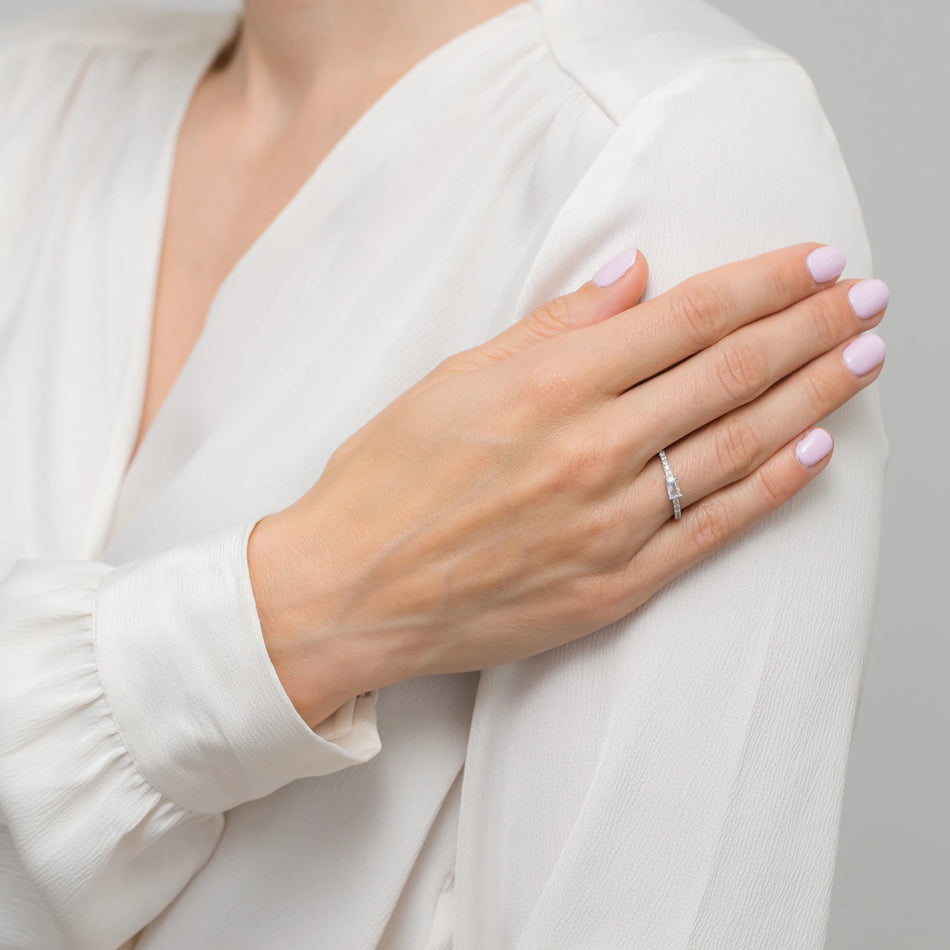 Stříbrný prsten se zirkony