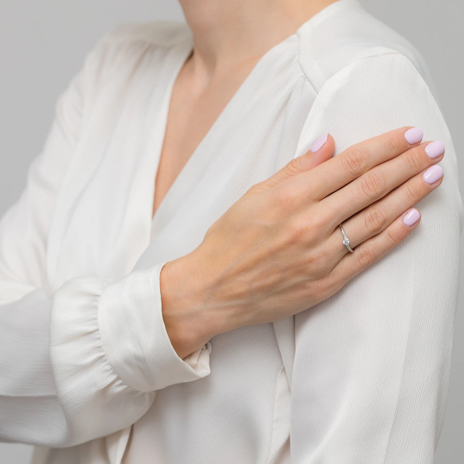 Stříbrný prsten se zirkony