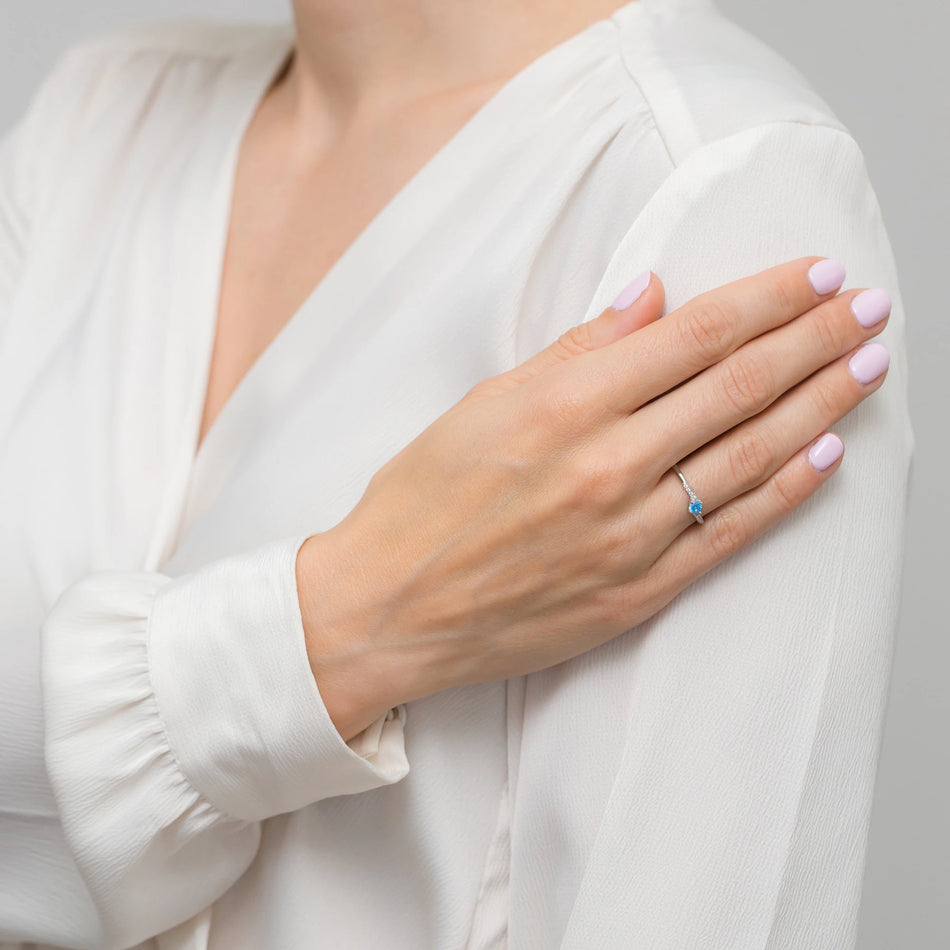 Stříbrný prsten se zirkony