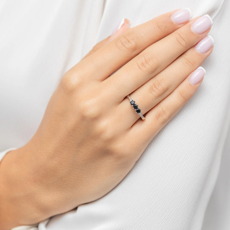 Stříbrný prsten se zirkony