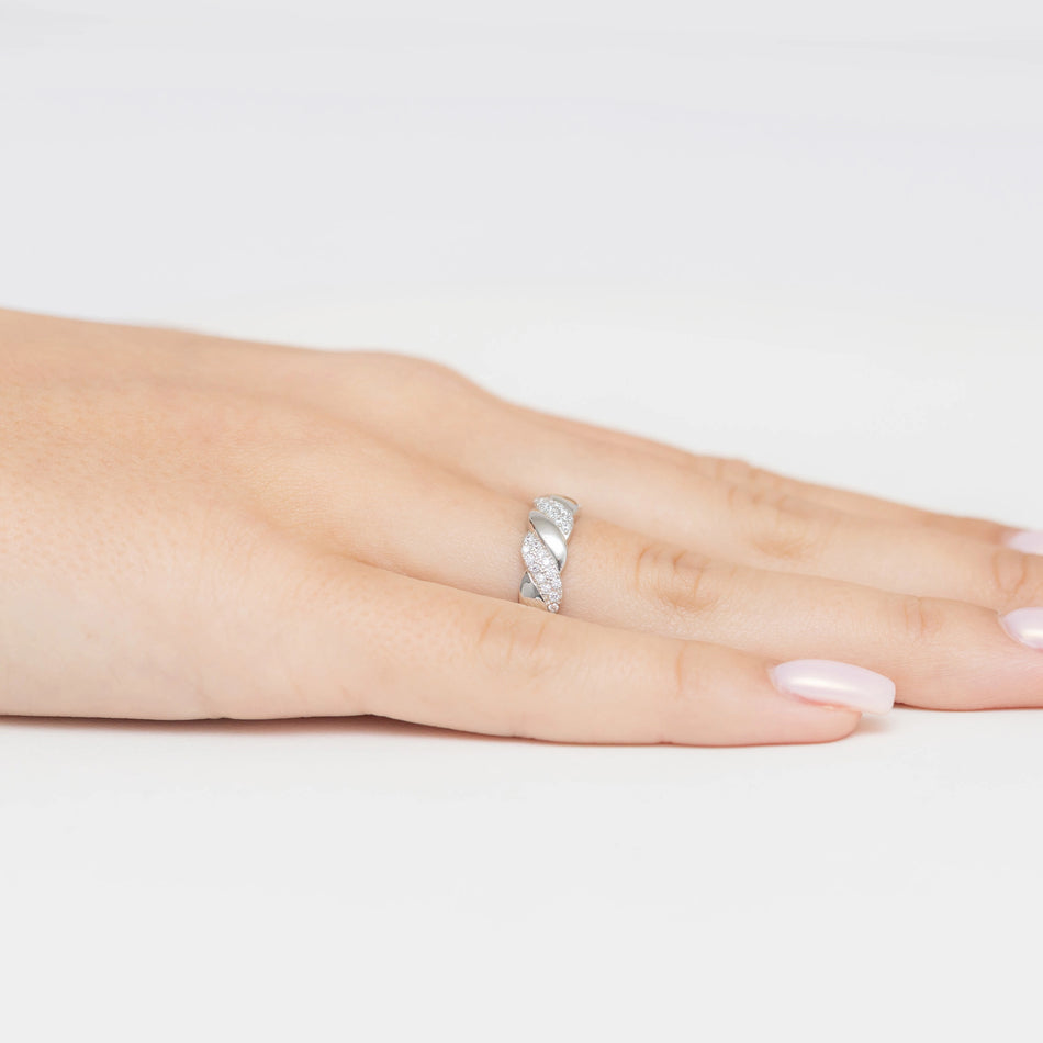 Stříbrný prsten se zirkony