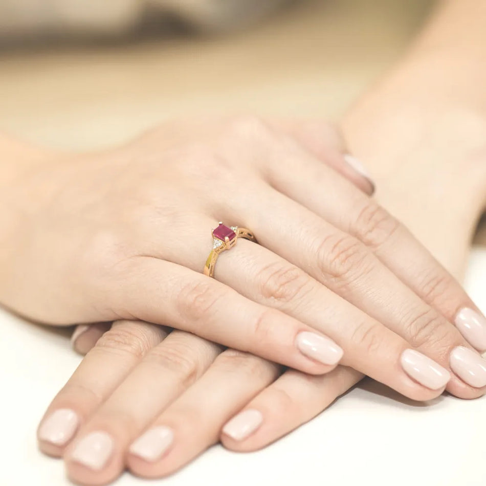 Zlatý prsten s rubínem 0,80 ct a diamanty