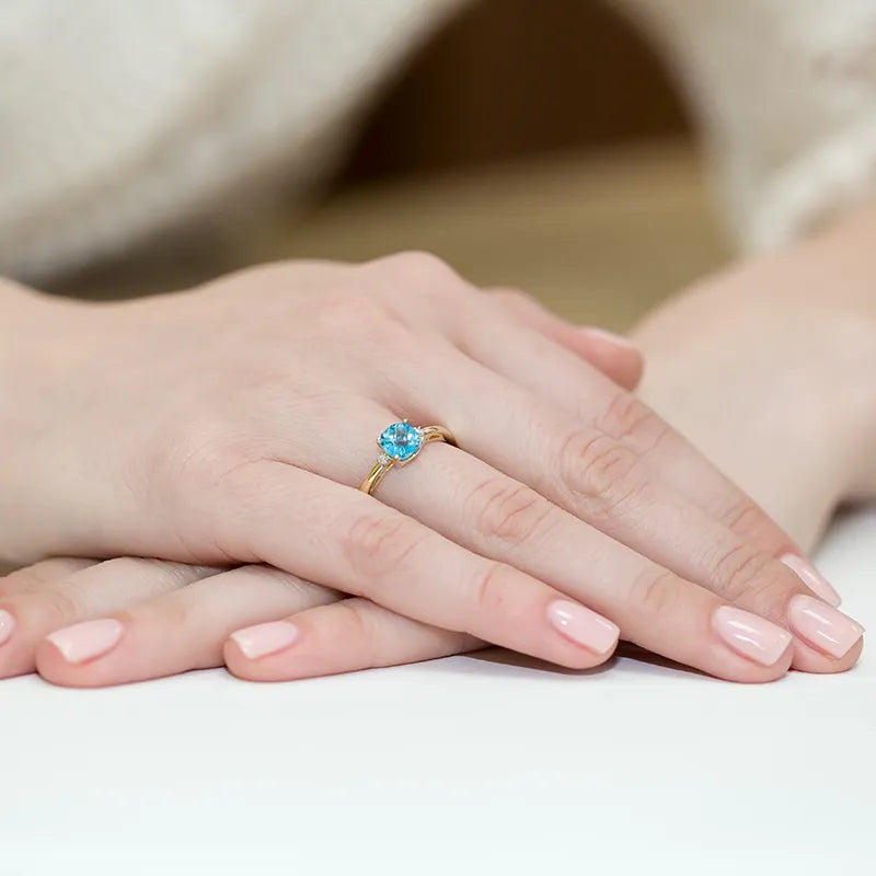 Gold Ring with 1.10ct Topaz and Diamonds