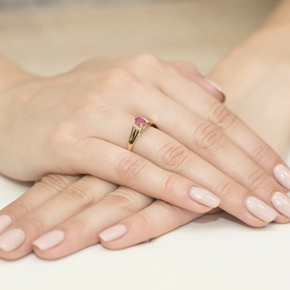 Zlatý prsten s rubínem 0,60 ct a diamanty