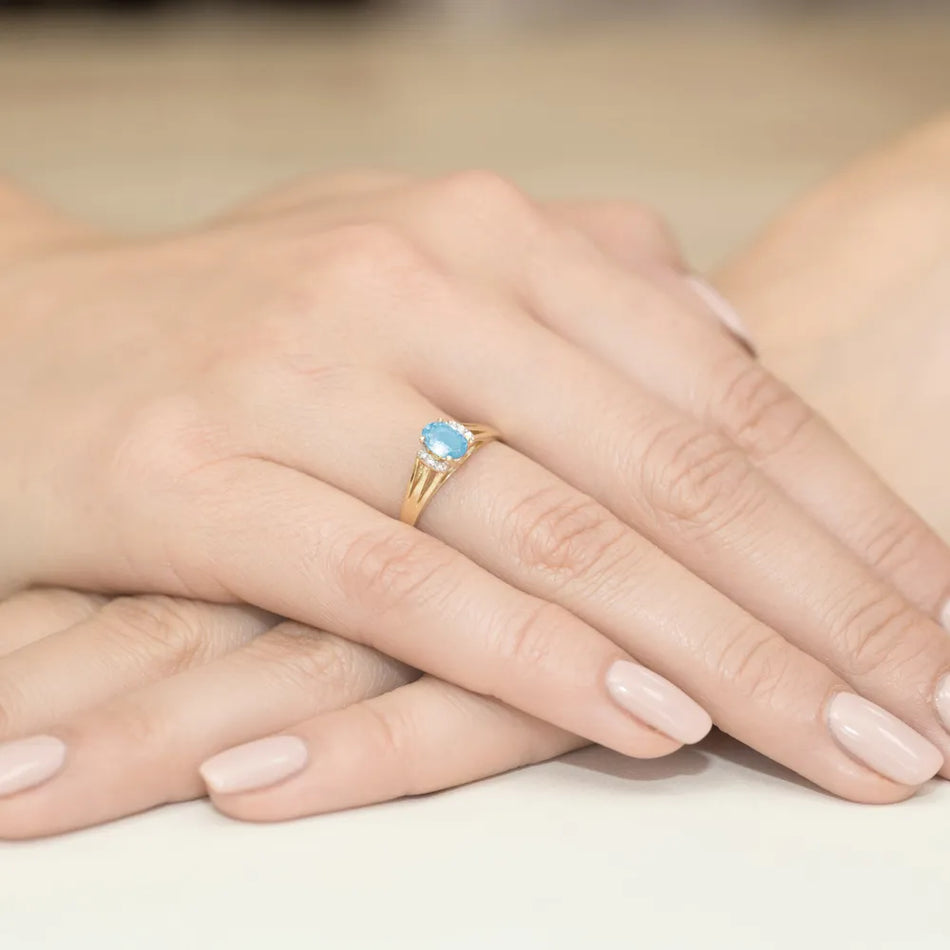 Zlatý prsten s topazem 0,50 ct a diamanty