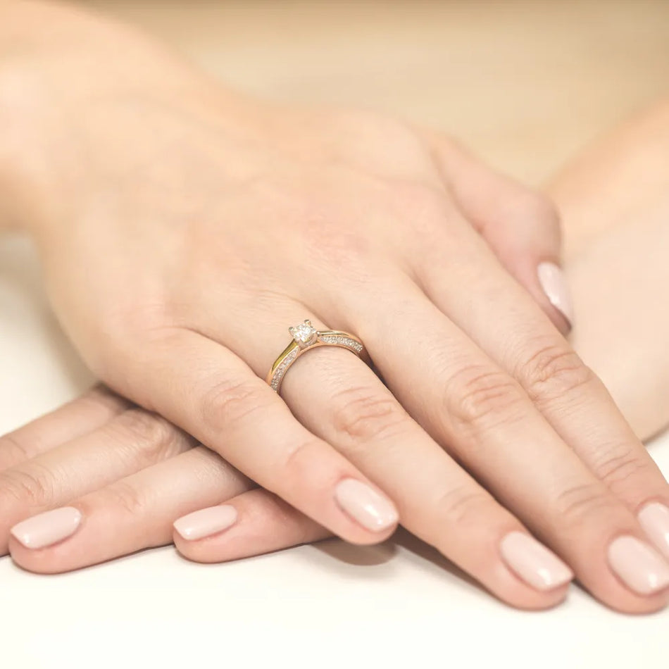 Goldring mit 0,30 ct Diamant und 28 Diamanten besetzt