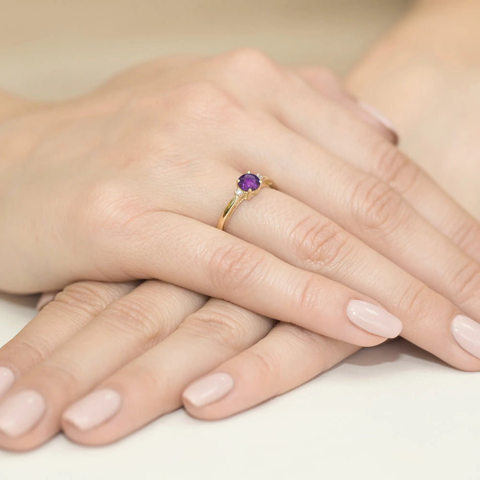 Gold Ring with 0.50ct Amethyst and Diamonds