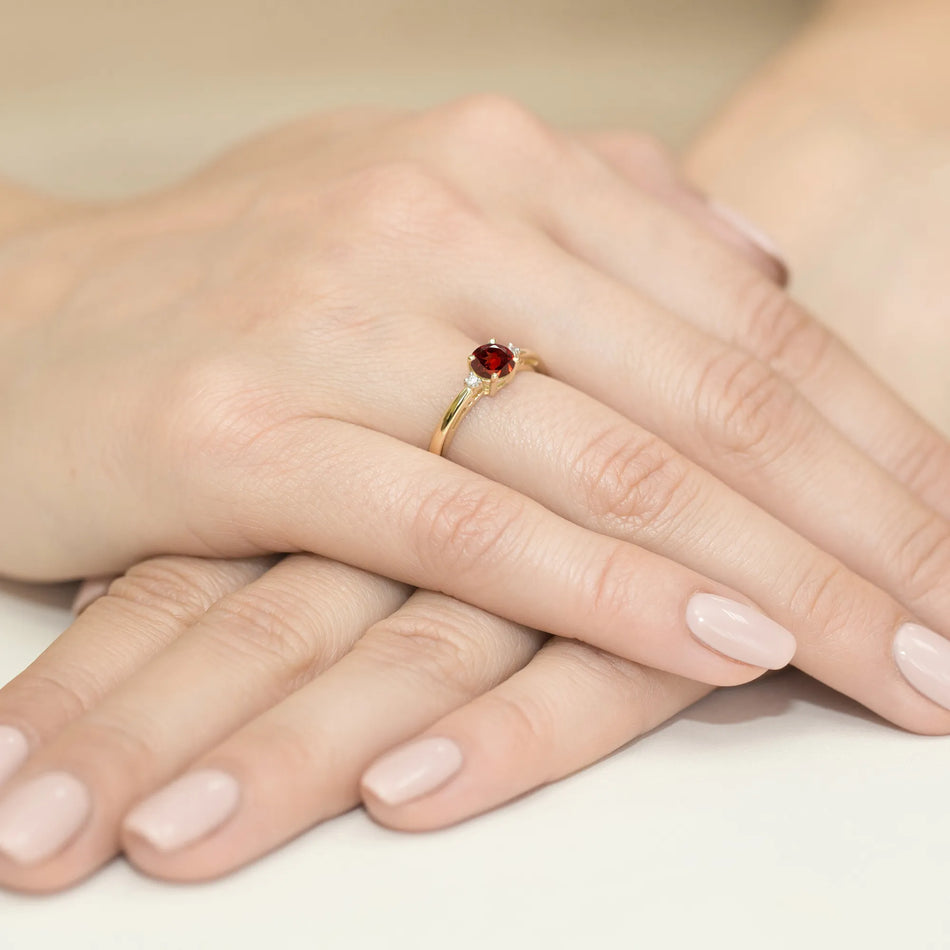 Gold Ring with 0.60ct Garnet and Diamonds