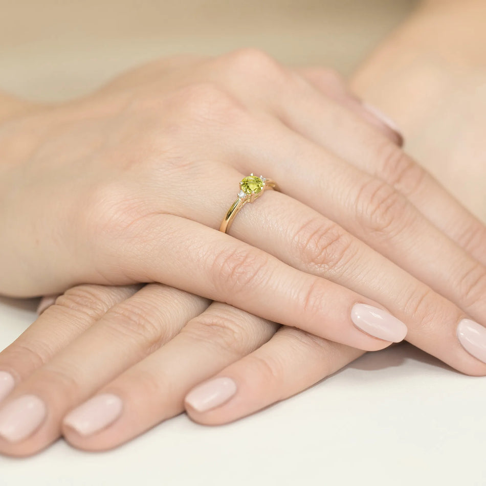 Zlatý prsten s olivínem 0,60 ct a diamanty