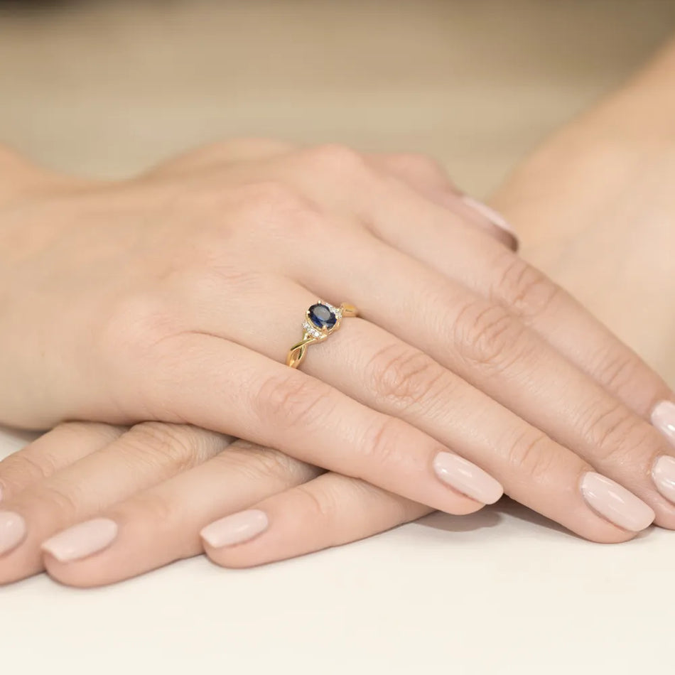 Goldring mit 0,70 ct Saphir und 0,052 ct Diamanten