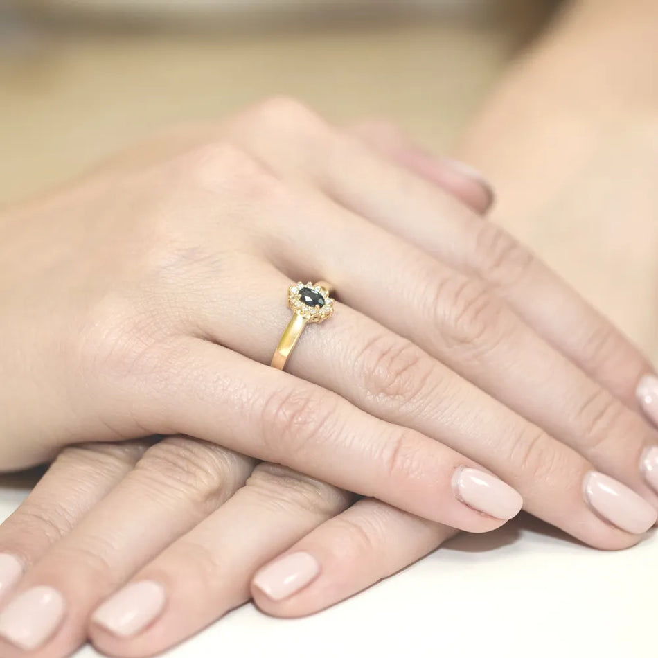 Zlatý prsten se safírem 0,30 ct a diamanty 0,103 ct