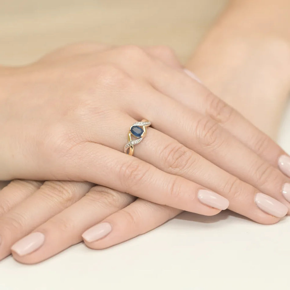 Goldring mit 0,70 ct Saphir und 0,05 ct Diamanten