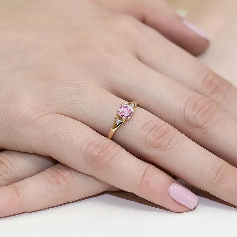 Goldring mit 0,65 ct Pinktopas und 0,029 ct Diamanten