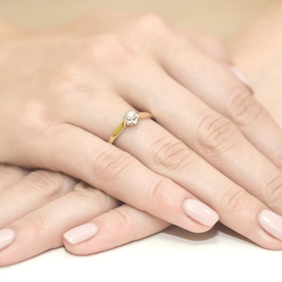 Goldring mit 0,15 ct Diamant