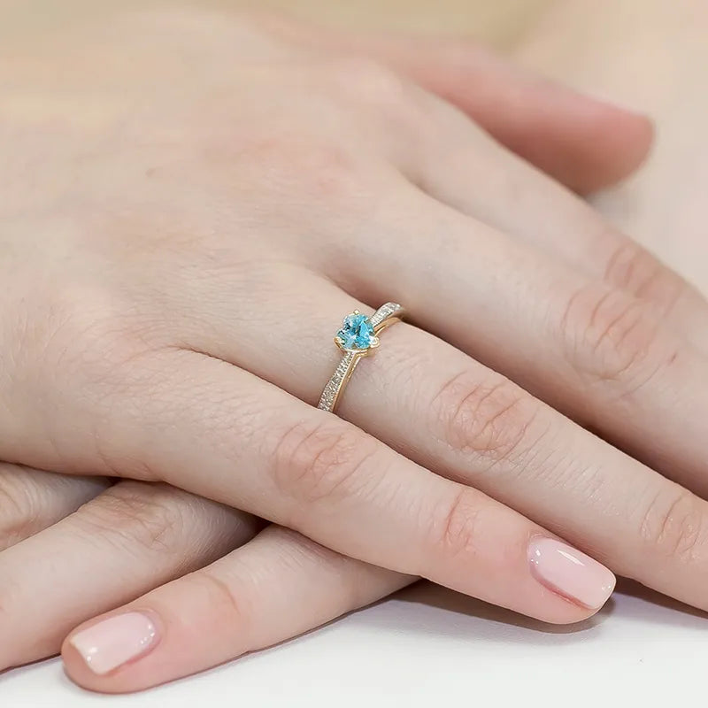 Zlatý prsten s topazem 0,50 ct a diamanty 0,03 ct