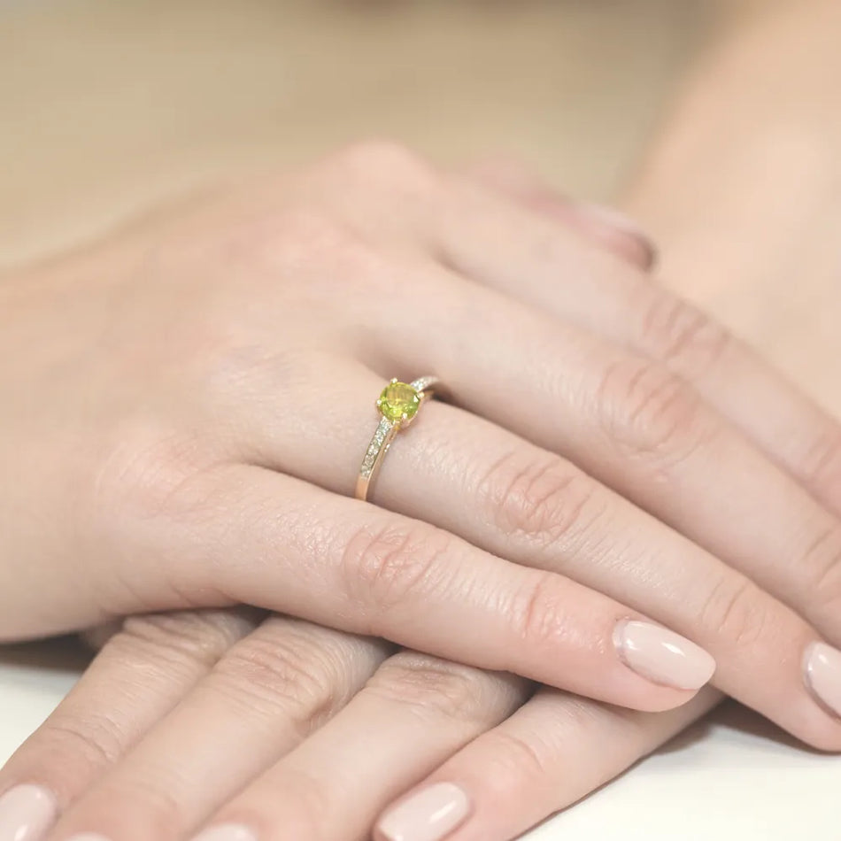 Gold Ring with 0.60ct Olivine and 0.05ct Diamonds