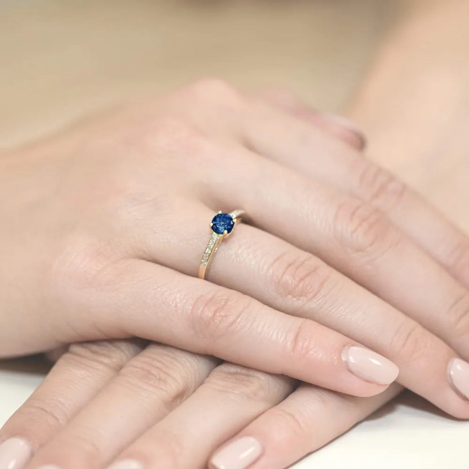 Zlatý prsten se safírem 0,50 ct a diamanty 0,05 ct