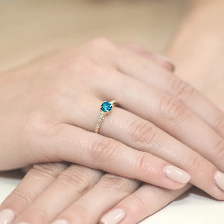 Zlatý prsteň s 0,50 ct topásom London Blue a 0,05 ct diamantmi