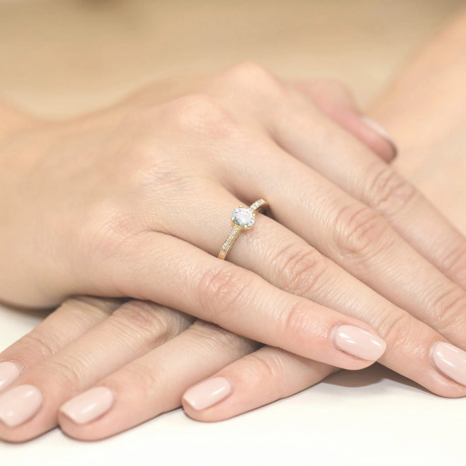 Zlatý prsten s 0.40ct laboratorním diamantem a 0.05ct diamanty