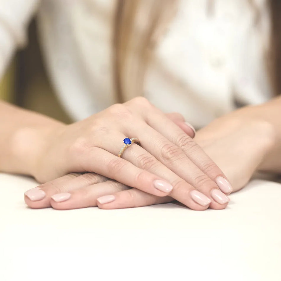 Zlatý prsten se safírem 0,70 ct a diamanty 0,05 ct