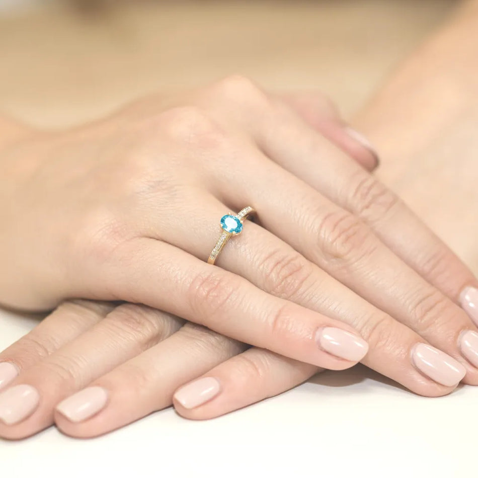 Zlatý prsten s topazem 0,50 ct a diamanty 0,05 ct