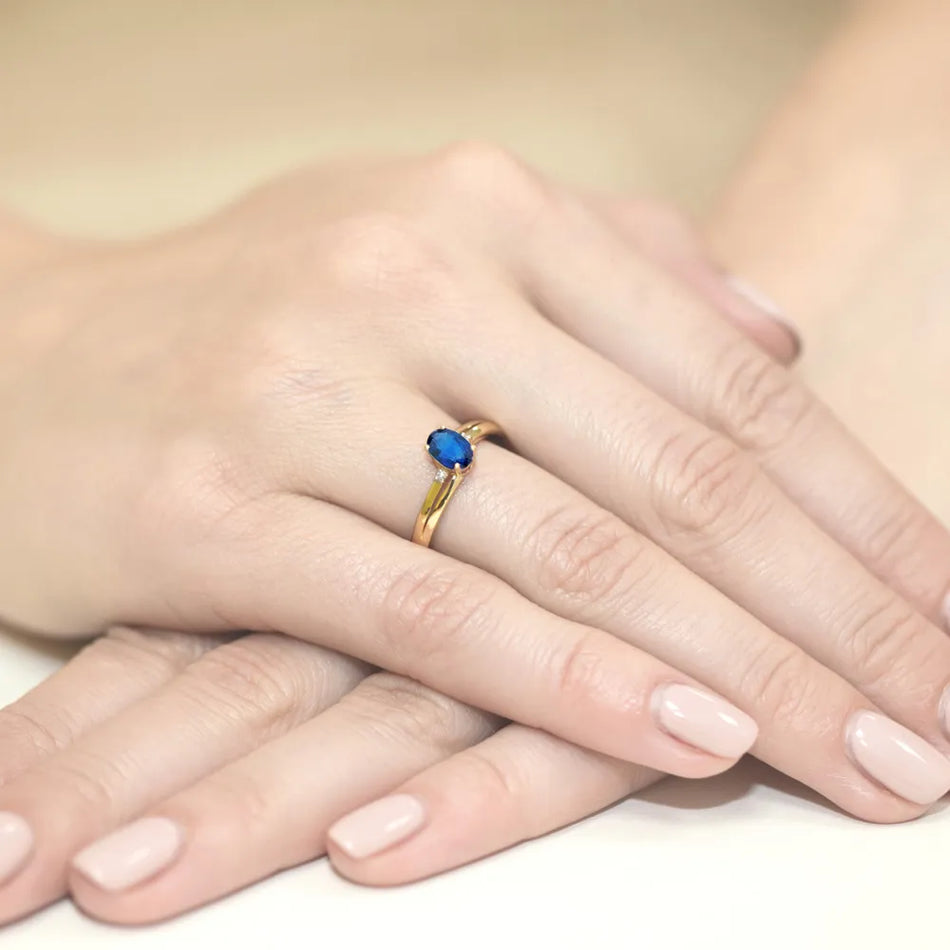 Zlatý prsteň so zafírom 0,70 ct a diamantmi 0,029 ct