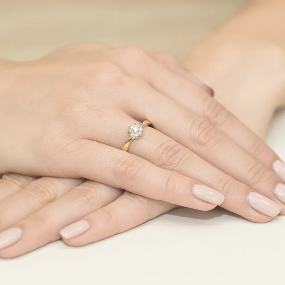 Zlatý prsten s diamantem 0,10 ct a diamanty