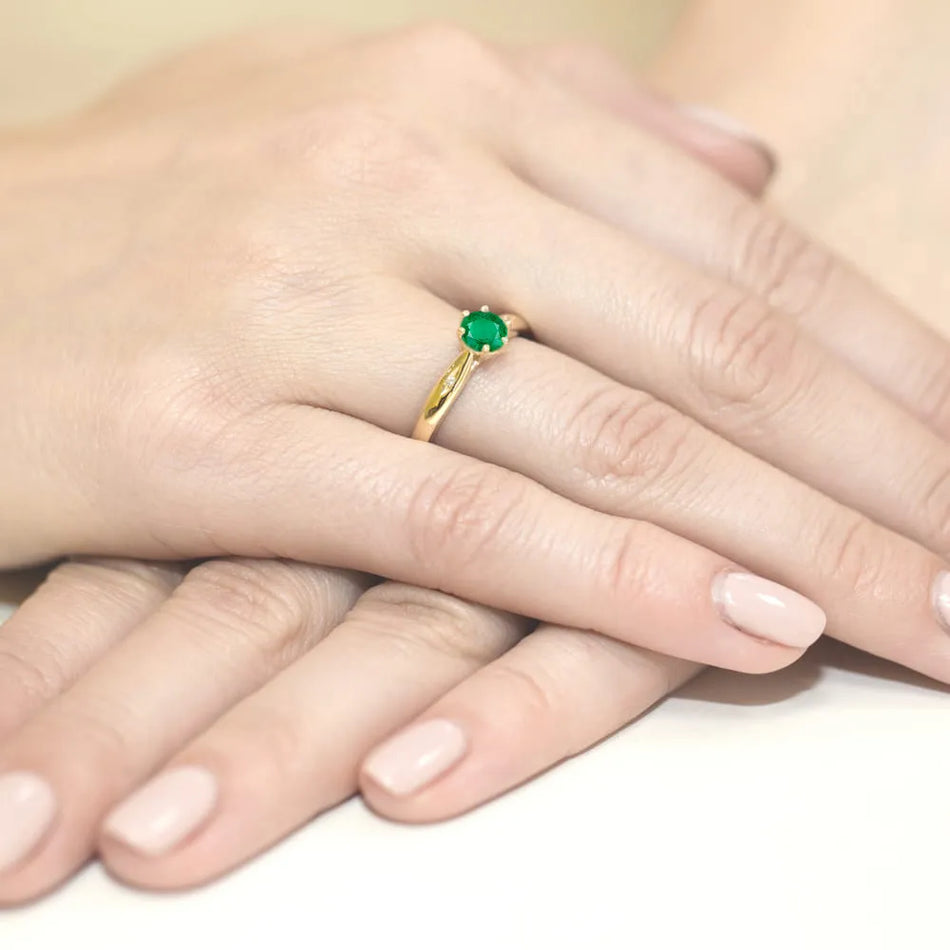 Gold Ring with 0.50ct Emerald and Diamonds