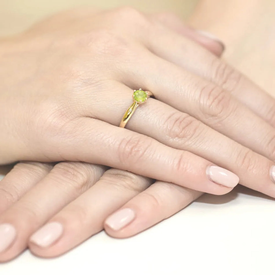 Zlatý prsten s olivínem 0,60 ct a diamanty