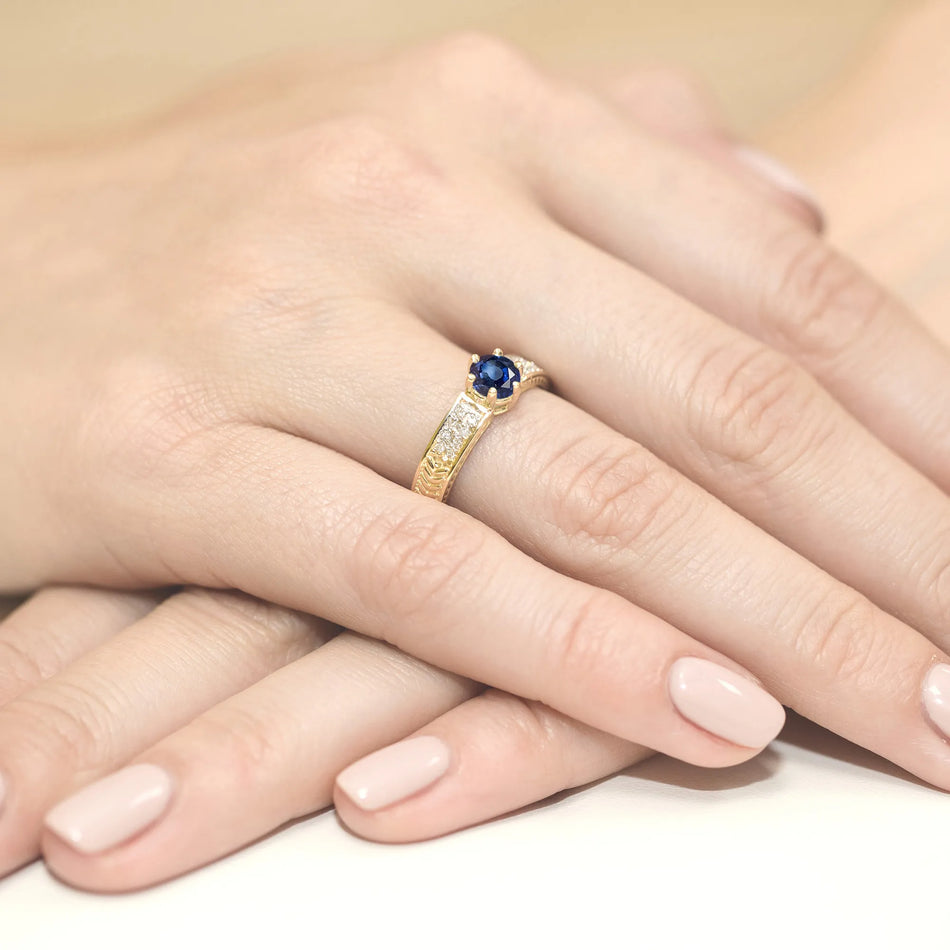 Gold Ring with 0.50ct Sapphire and Diamonds