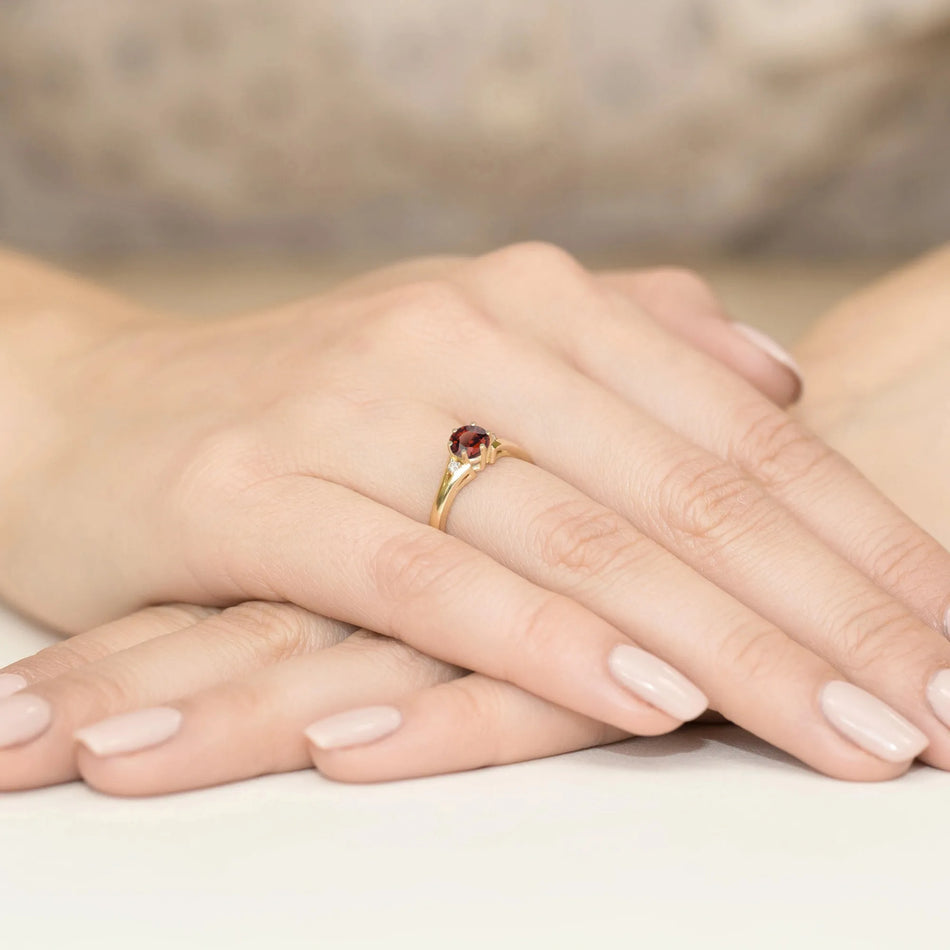 Zlatý prsteň s 0,60 ct granátom a diamantmi