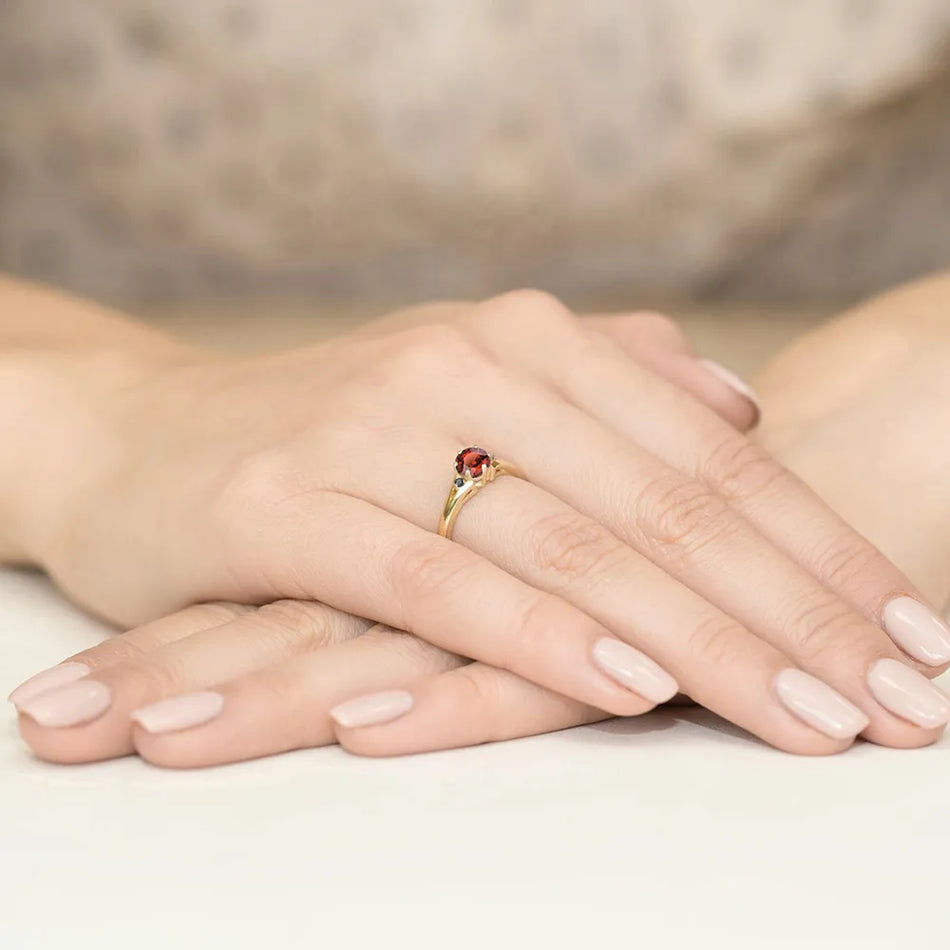 Zlatý prsteň s 0,60 ct granátom a čiernymi diamantmi