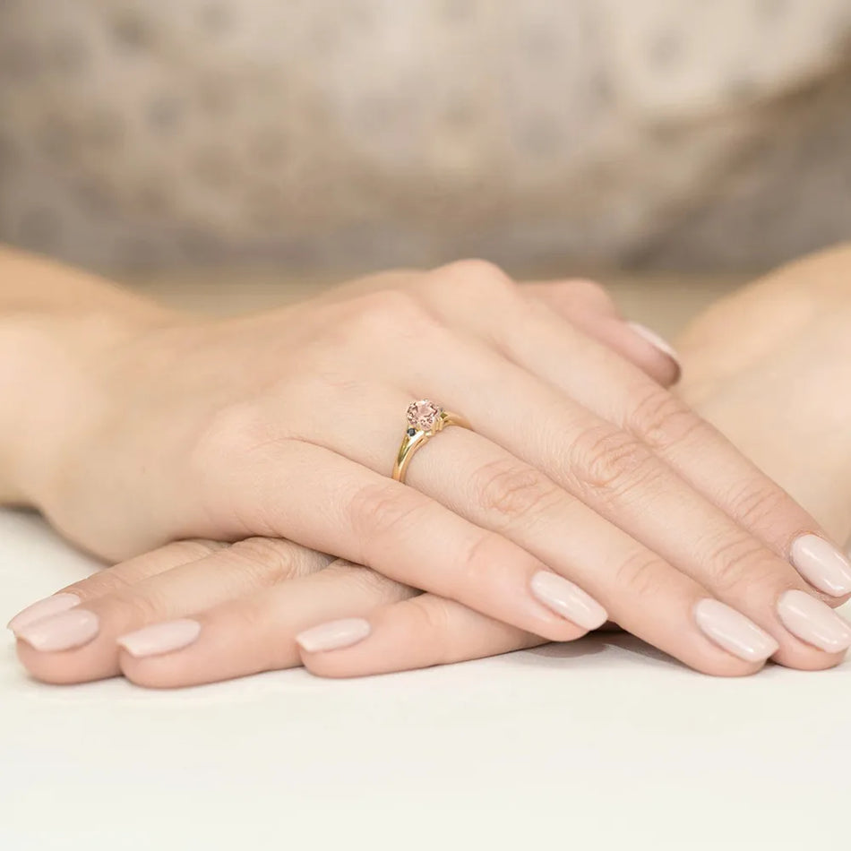 Goldring mit 0,40 ct Morganit und schwarzen Diamanten