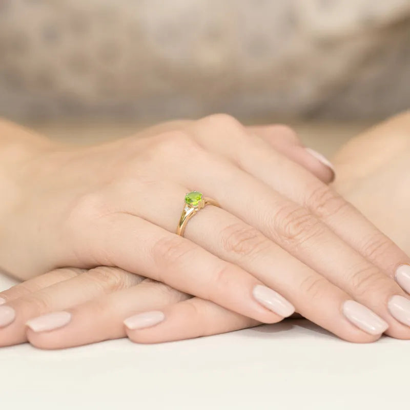 Zlatý prsteň s 0,60 ct olivínom a diamantmi