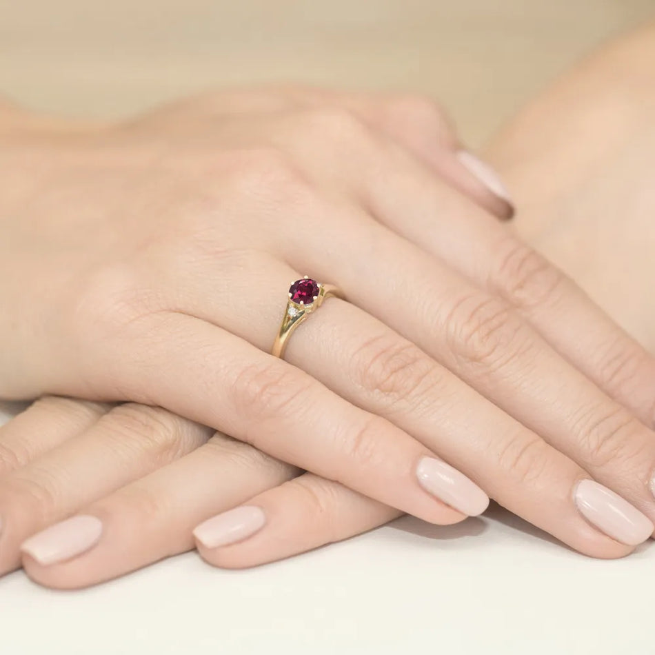 Gold Ring with 0.60ct Rhodolite and Diamonds