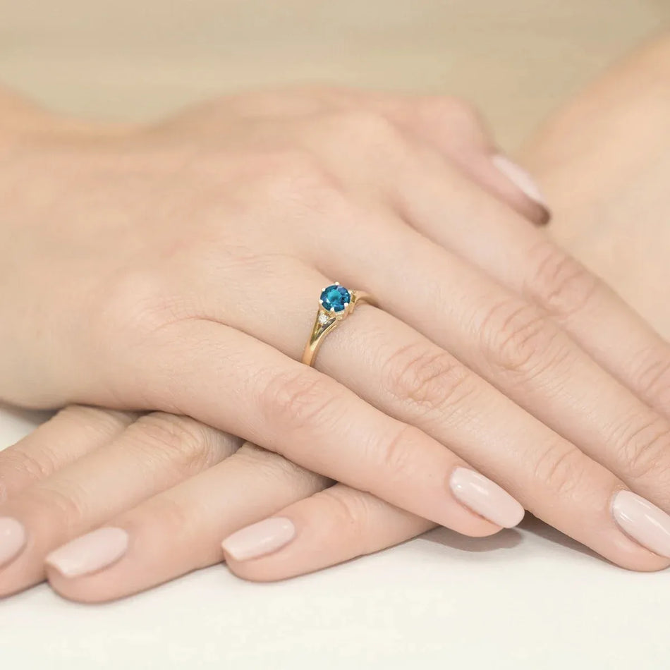 Zlatý prsten s 0,50ct topazem London Blue a diamanty